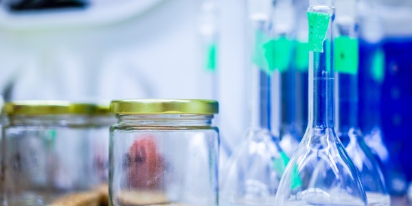 ¿El líquido de lentillas sirve como colirio?