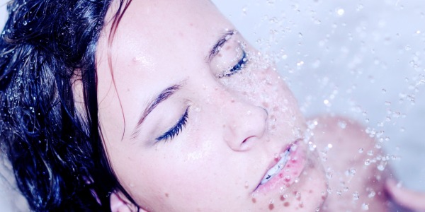 Ducharse con lentillas: mitos, realidades y recomendaciones